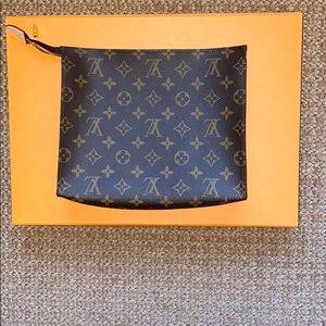 Louis Vuitton TOILETRY POUCH 26